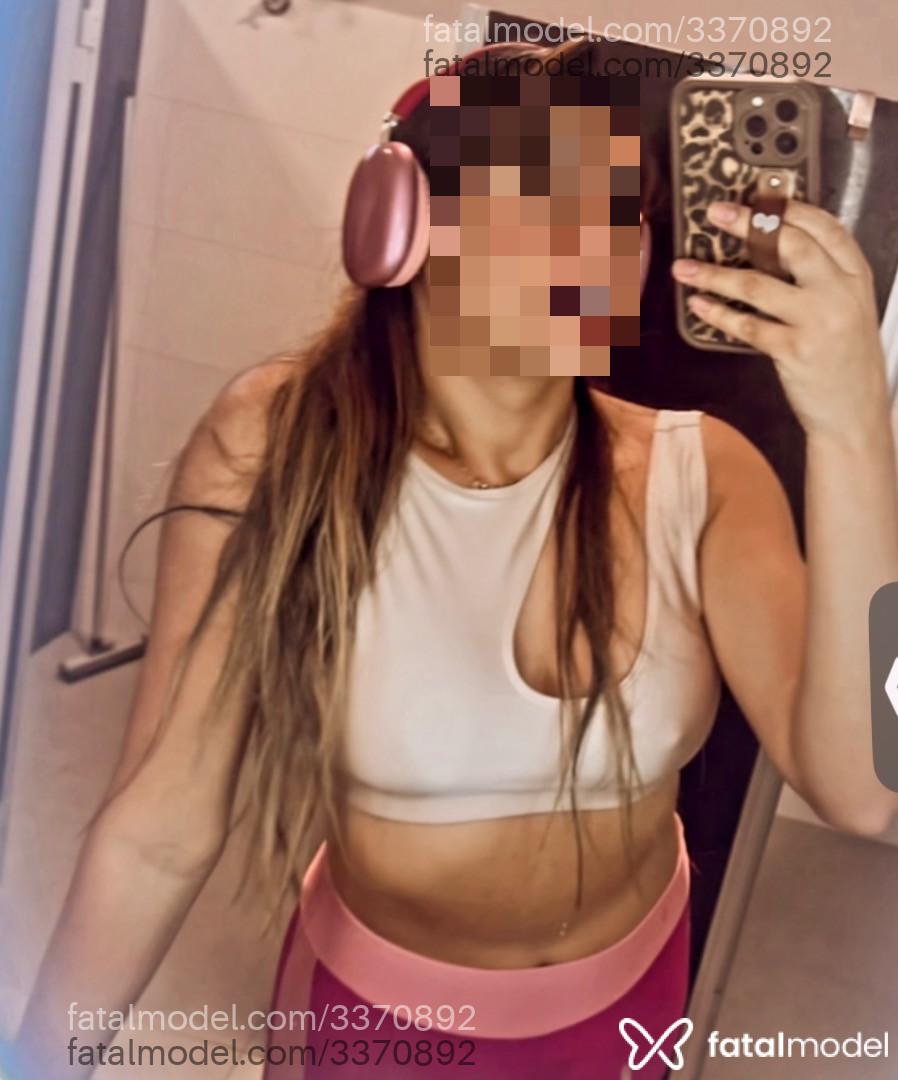 Acompanhante mulher com cabelo colorido de olhos pretos - Sara