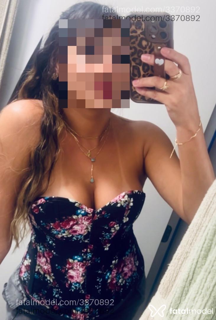 Acompanhante mulher com cabelo colorido de olhos pretos - Sara