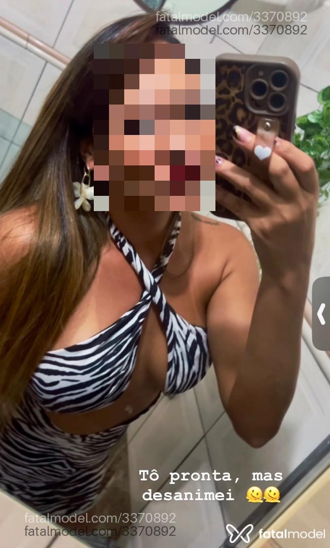 Acompanhante mulher com cabelo colorido de olhos pretos - Sara