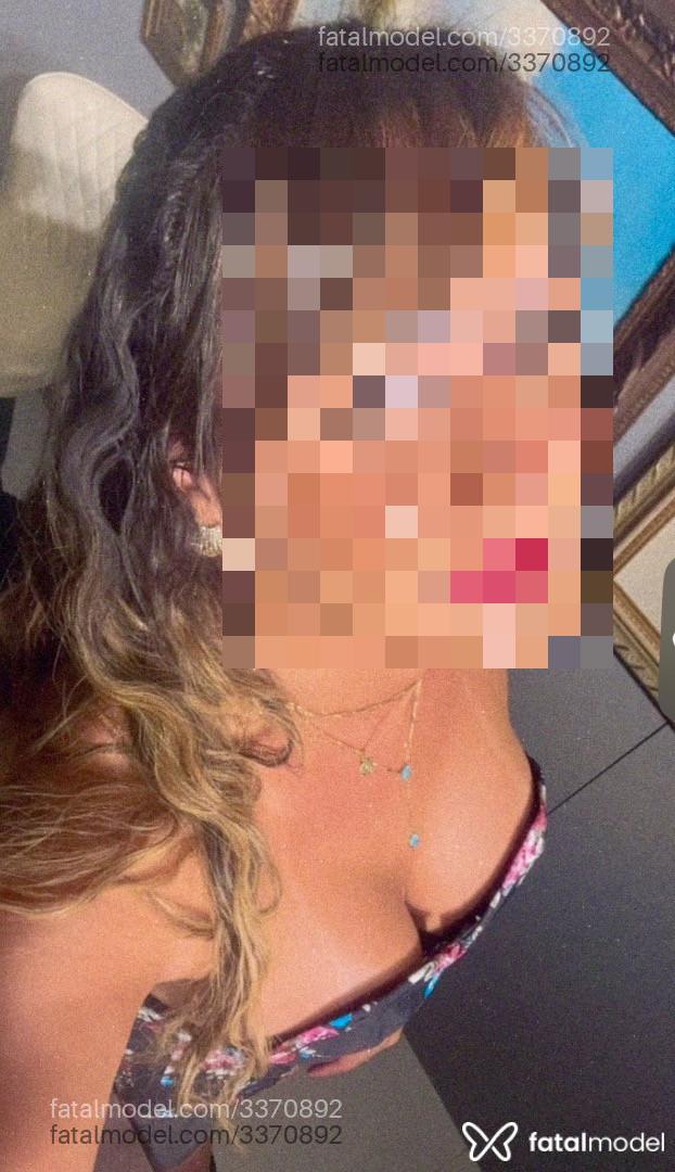 Acompanhante mulher com cabelo colorido de olhos pretos - Sara