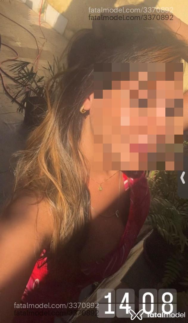 Acompanhante mulher com cabelo colorido de olhos pretos - Sara