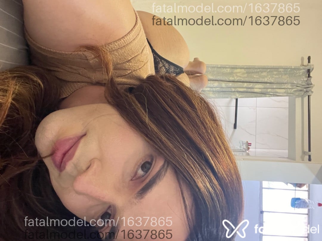 Acompanhante mulher trans com cabelo castanho de olhos castanhos - Larissa Albie