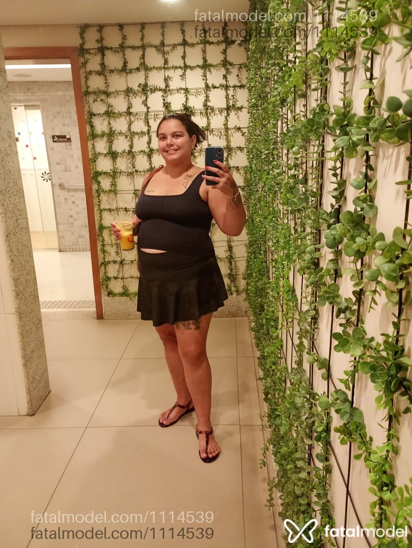 Acompanhante mulher com cabelo castanho de olhos castanhos - Brancadeneve