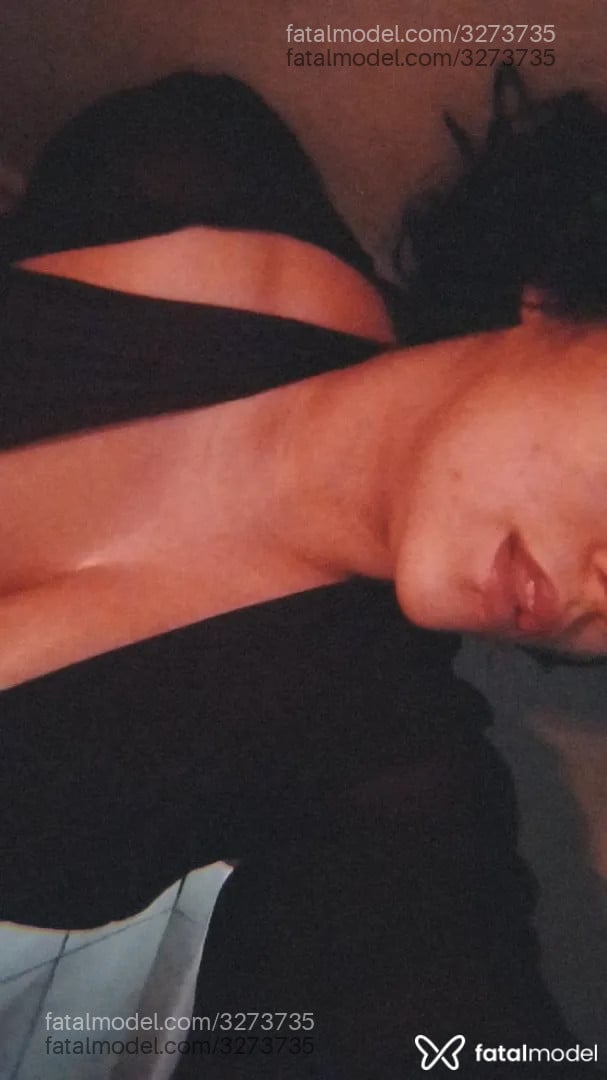Acompanhante mulher morena (o) de olhos pretos - Rowena
