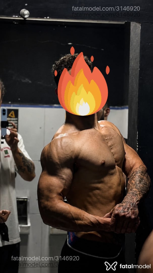 Acompanhante homem com cabelo castanho de olhos castanhos - Lukinhas