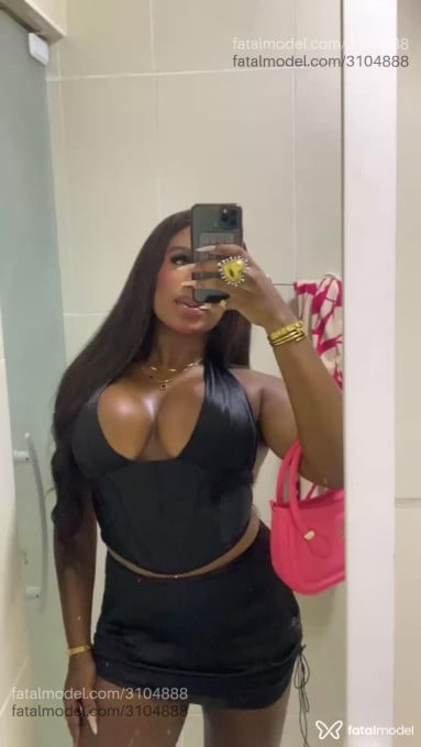 Acompanhante mulher trans com cabelo castanho de olhos verdes em São Paulo - Larih Bol