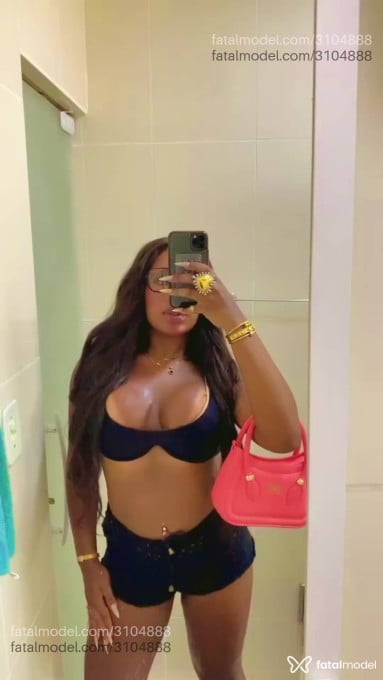 Acompanhante mulher trans com cabelo castanho de olhos verdes em São Paulo - Larih Bol