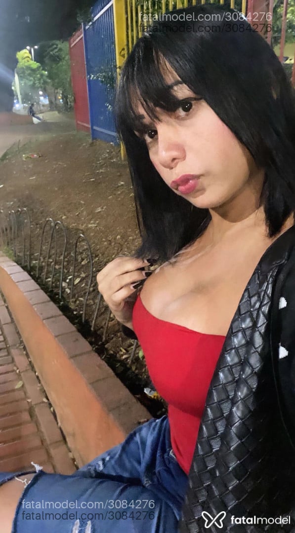 Acompanhante mulher trans morena (o) de olhos pretos - Versátilvem
