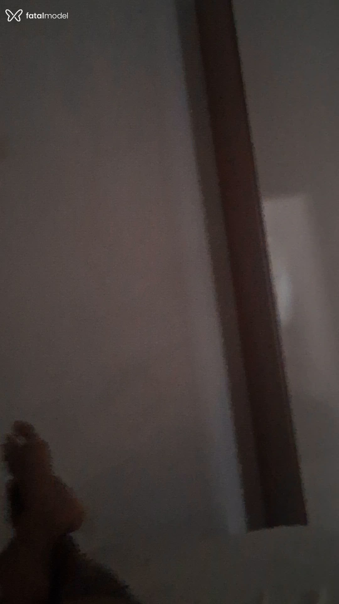 Acompanhante não-binário com cabelo castanho de olhos castanhos - Diego