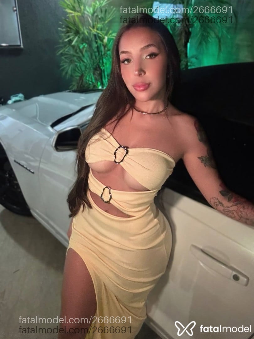 Acompanhante mulher com cabelo castanho de olhos verdes - Livía