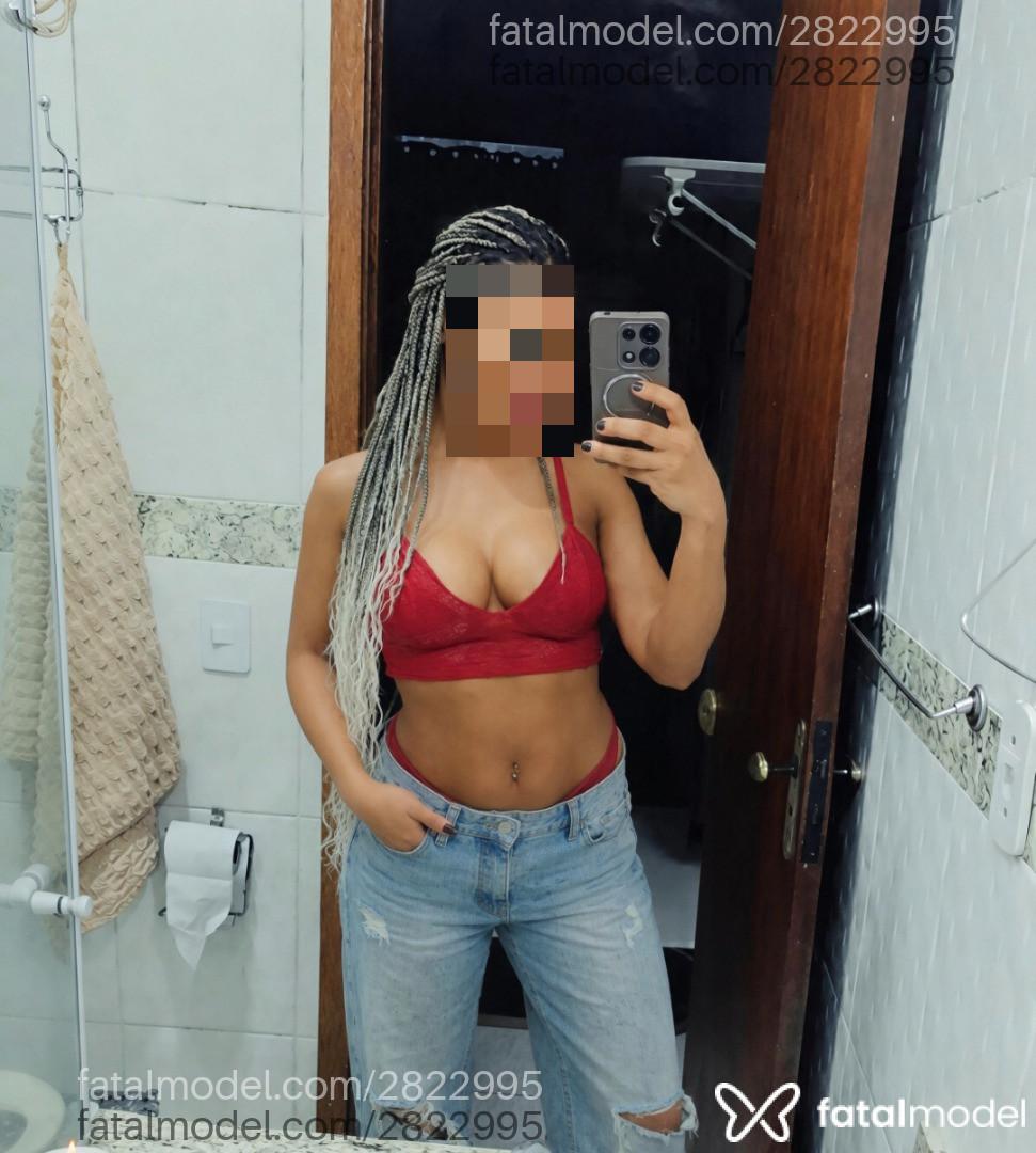 Acompanhante mulher com cabelo castanho de olhos mel - Maya Aguiar