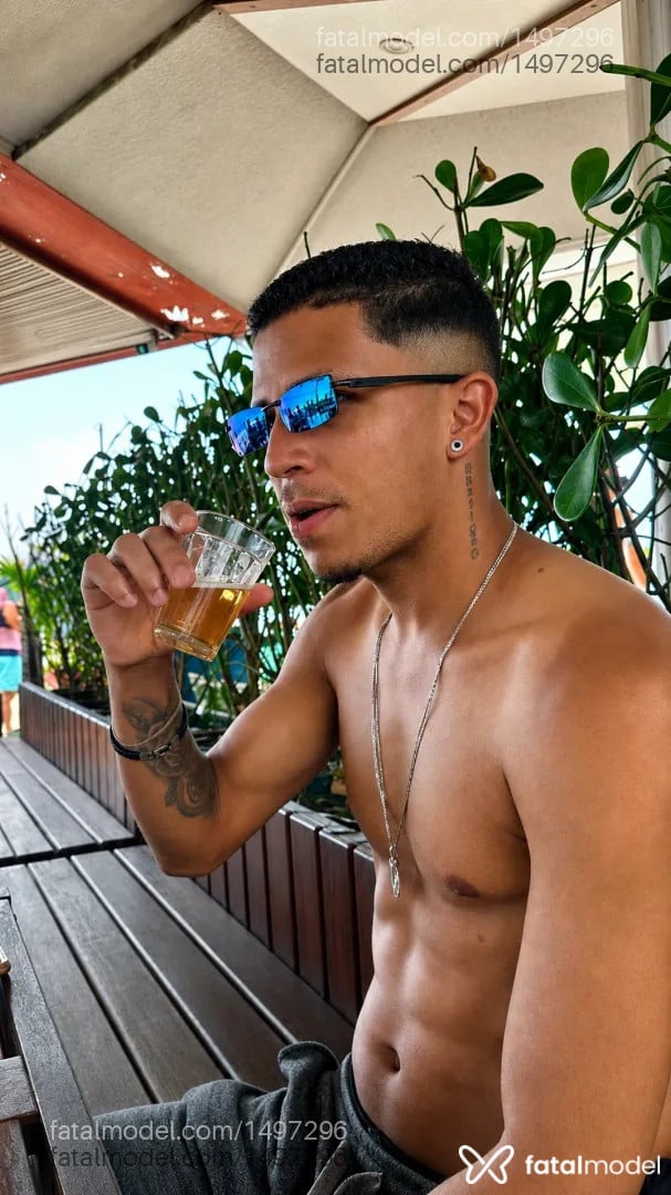 Acompanhante homem com cabelo castanho de olhos verdes - Loiropivete Acompanhante homem com cabelo castanho de olhos verdes - Loiropivete