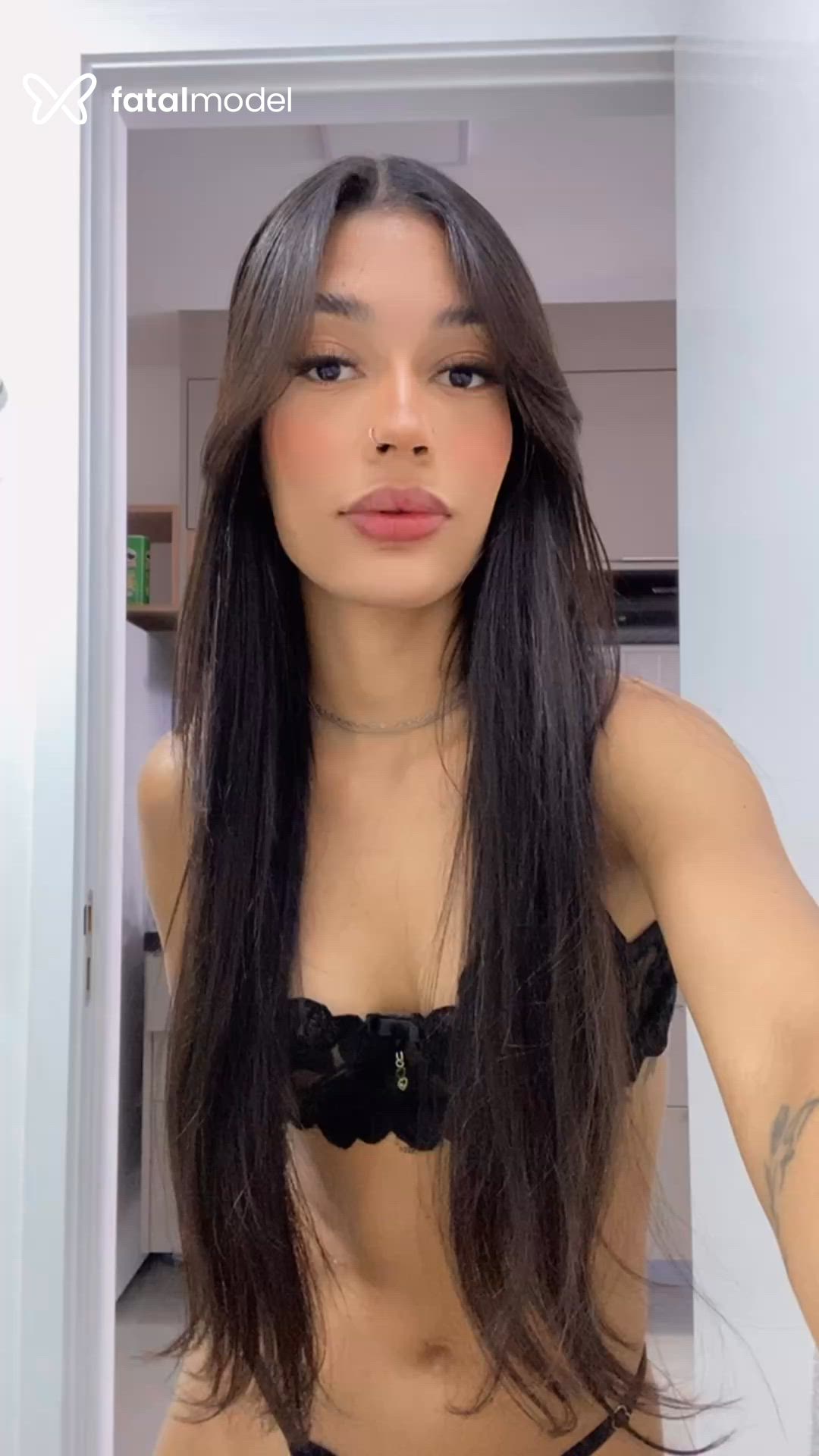 Acompanhante mulher morena (o) de olhos pretos - Tiffany