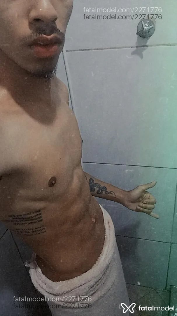 Acompanhante homem morena (o) de olhos castanhos - Cacheado