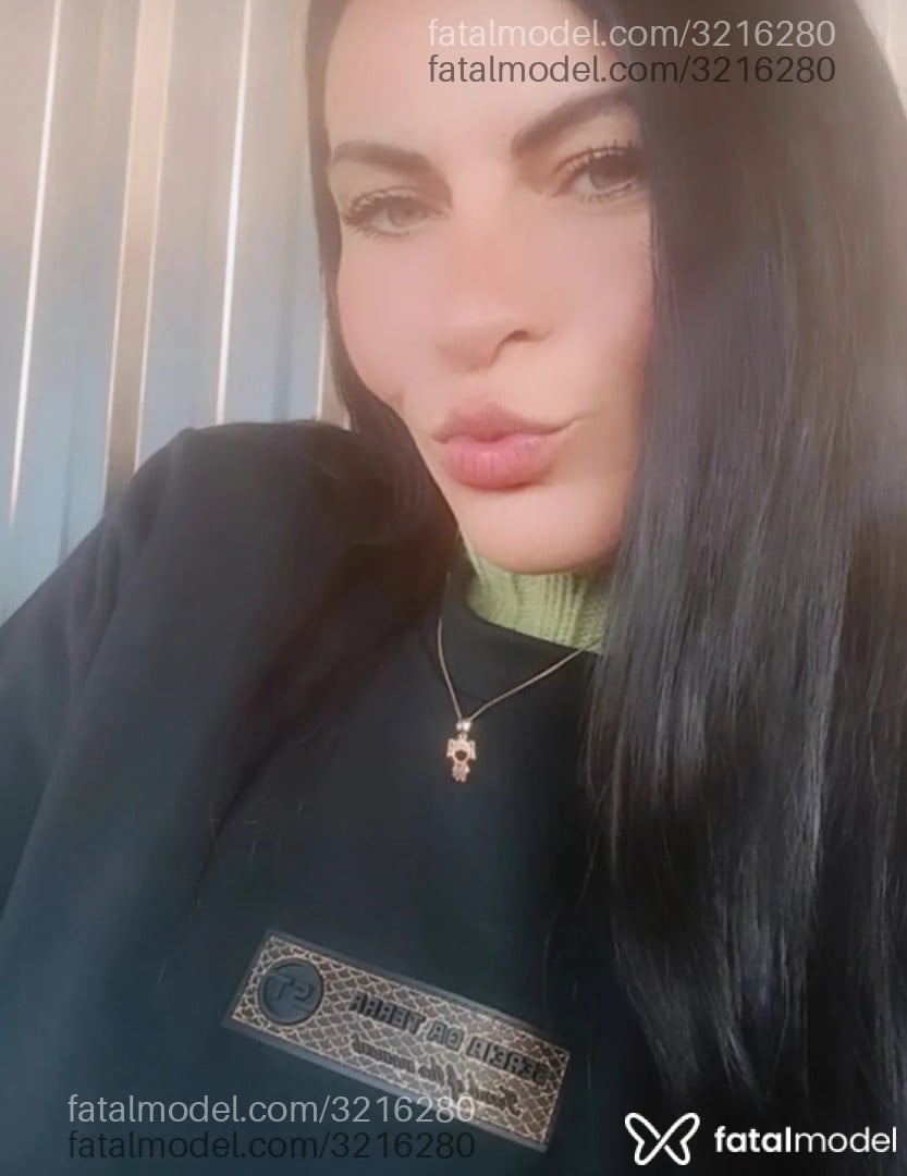 Acompanhante mulher com cabelo castanho de olhos verdes - Isadora