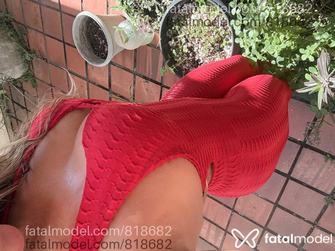 Acompanhante mulher loira (o) de olhos castanhos - Mari