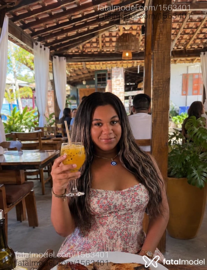 Acompanhante mulher trans loira (o) de olhos castanhos - Manuella Santos