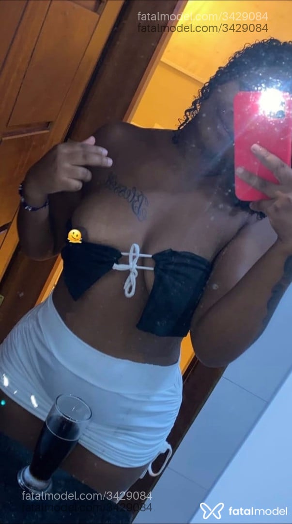 Acompanhante mulher morena (o) de olhos pretos - Morena