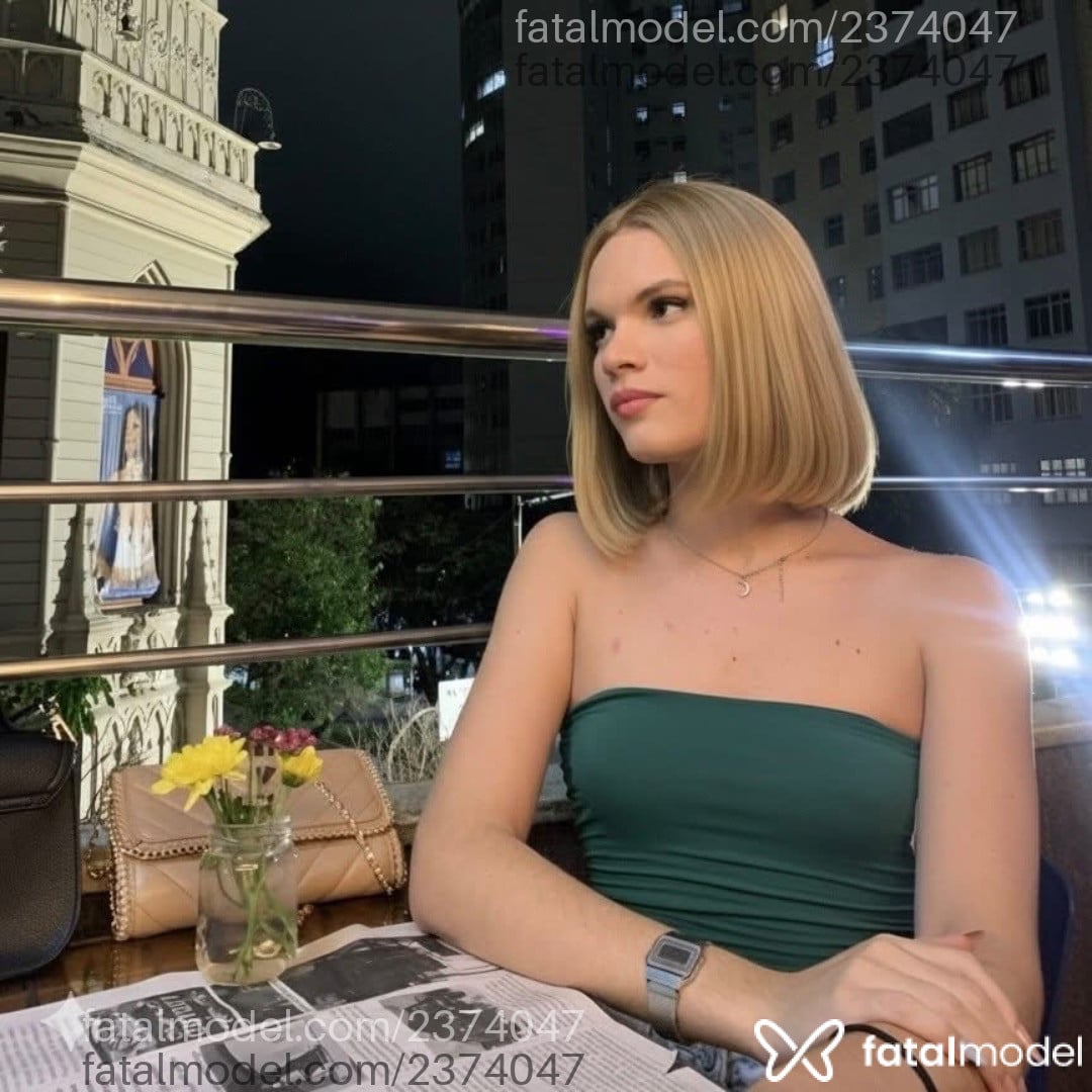 Acompanhante mulher trans loira (o) de olhos castanhos - Brenda Stefany