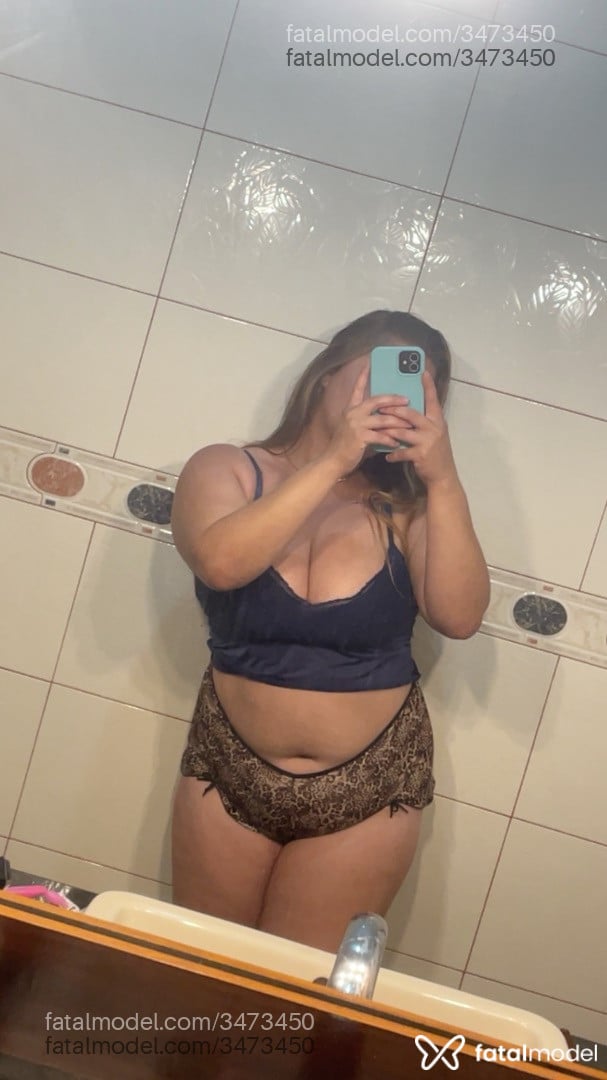 Acompanhante mulher loira (o) de olhos castanhos - Larah