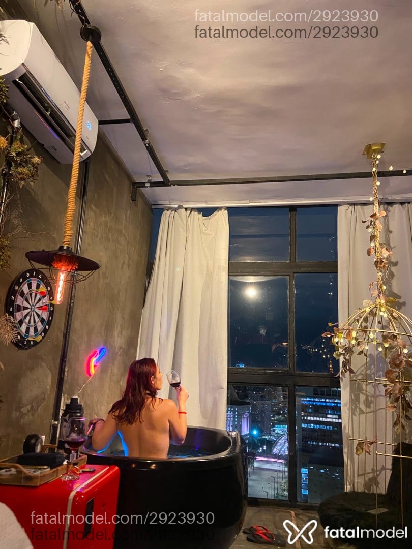Acompanhante mulher ruiva (o) de olhos castanhos - Psychojane
