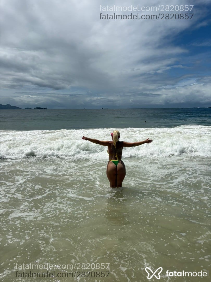 Acompanhante mulher loira (o) de olhos castanhos - Daniela
