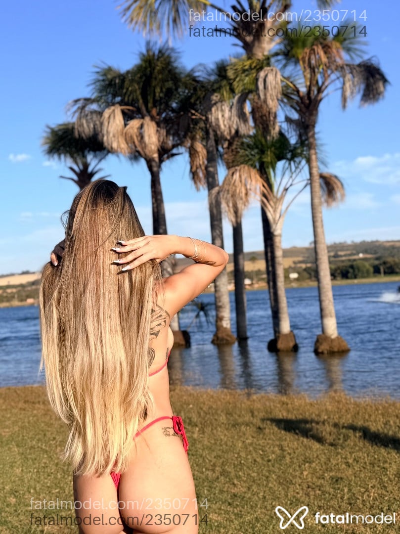 Acompanhante mulher loira (o) de olhos castanhos - Giovanna