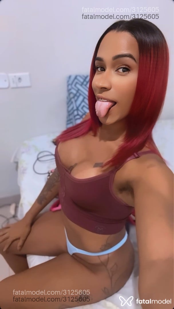 Acompanhante mulher trans ruiva (o) de olhos castanhos - Emilly Rebeca