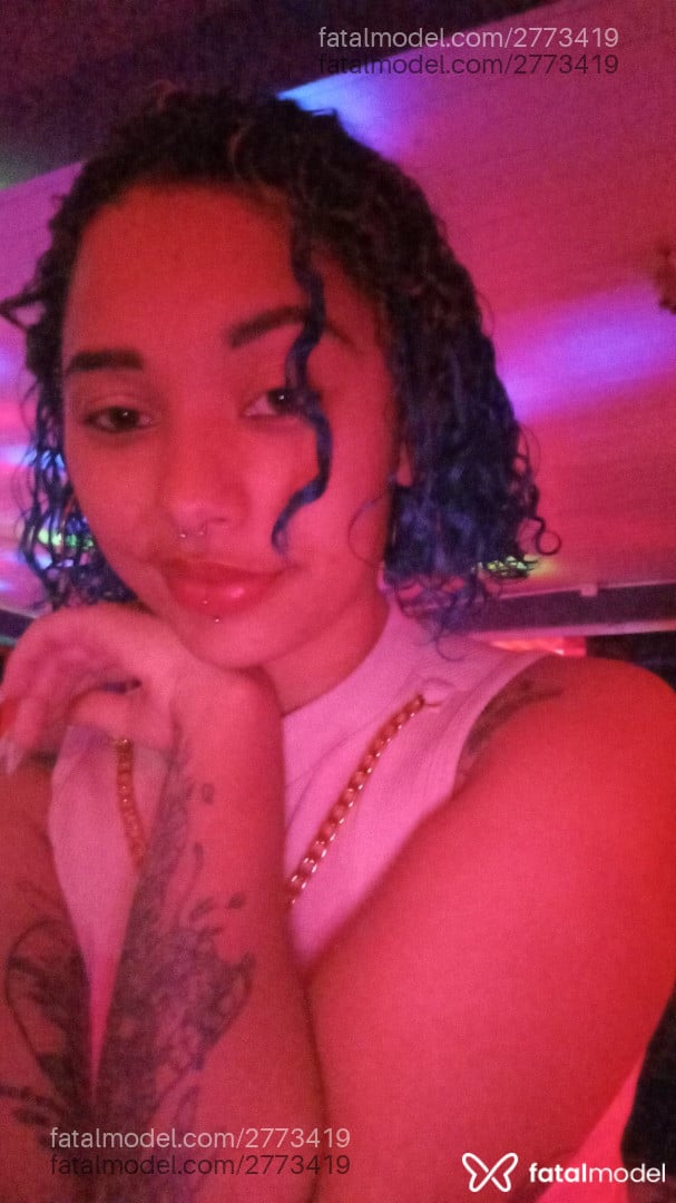 Acompanhante mulher com cabelo colorido de olhos castanhos - Pesseguinha