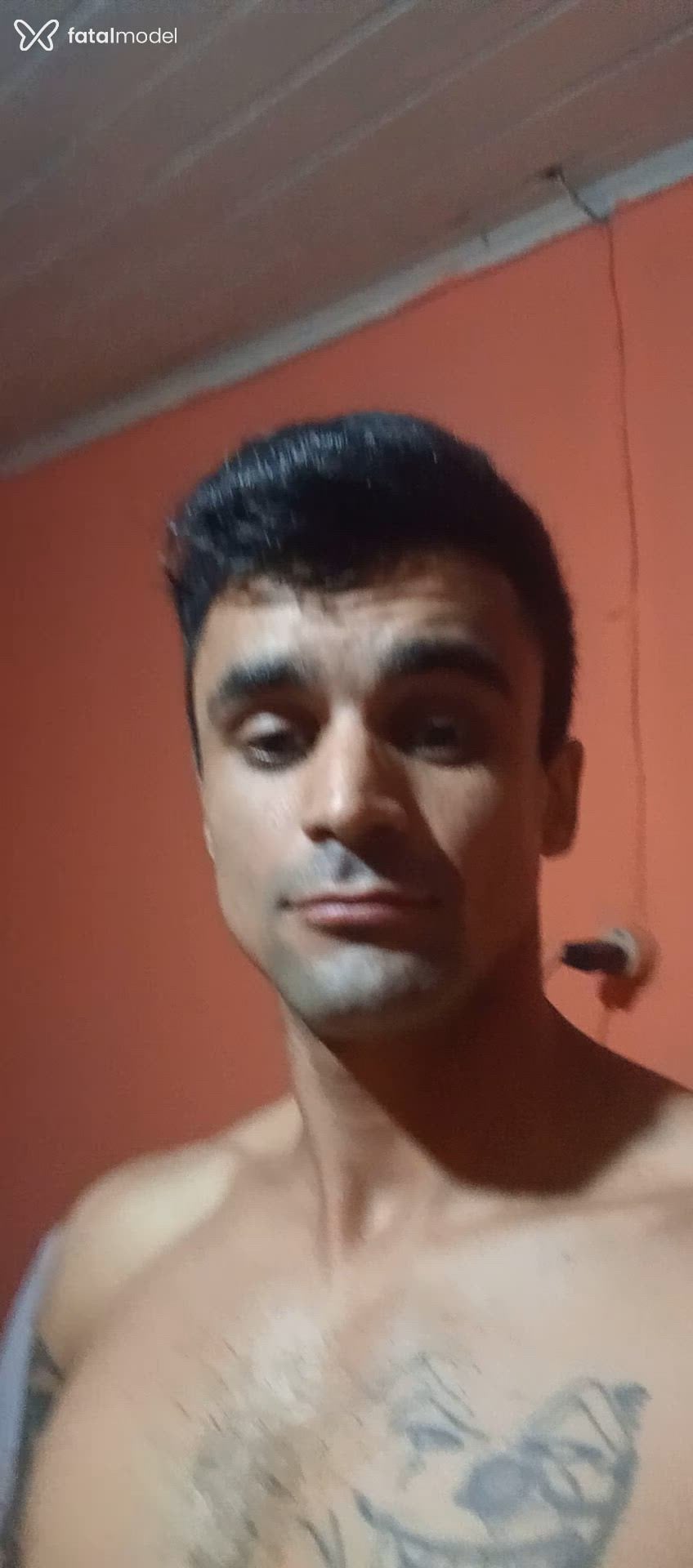 Acompanhante homem com cabelo castanho de olhos castanhos - Gui Acompanhante homem com cabelo castanho de olhos castanhos - Gui