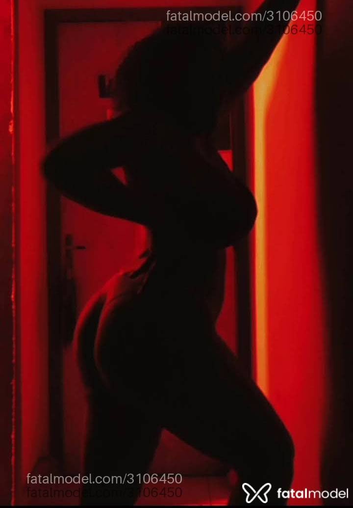 Acompanhante mulher morena (o) de olhos castanhos - Morena