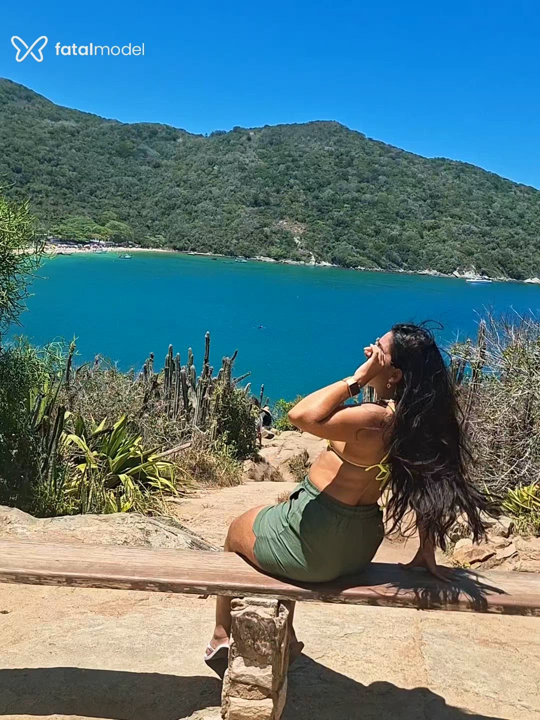 Acompanhante mulher com cabelo castanho de olhos castanhos - Roberta