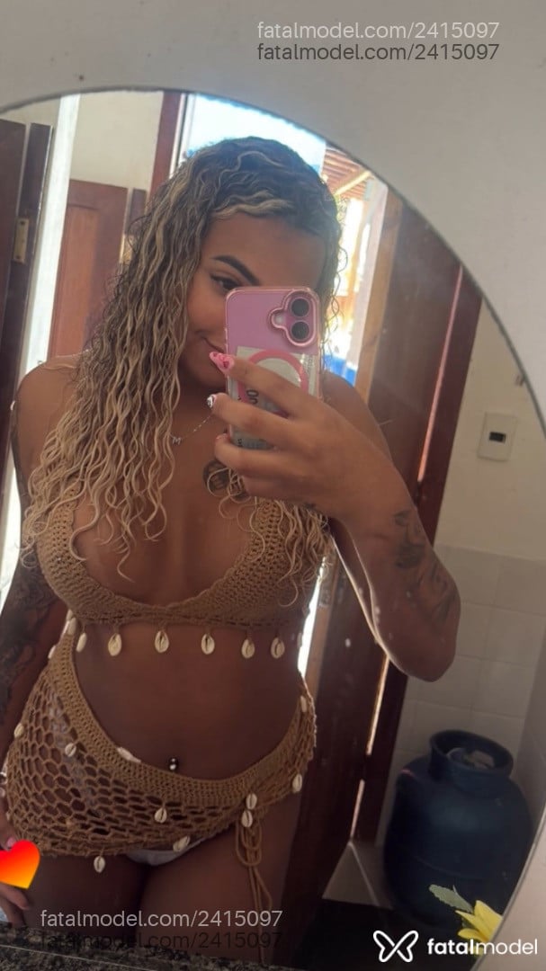 Acompanhante mulher trans loira (o) de olhos mel - Melissa Melony