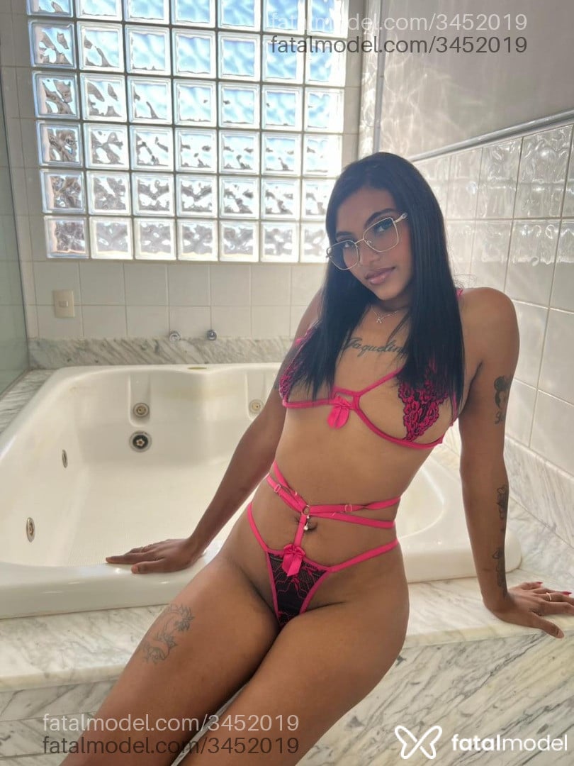 Acompanhante mulher morena (o) de olhos pretos - Luiza