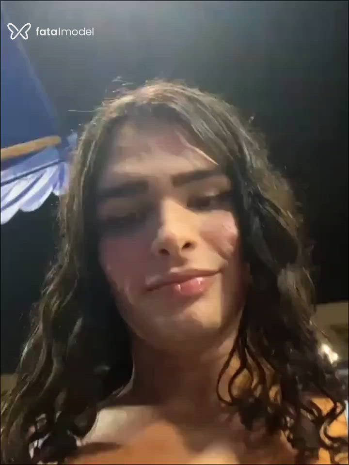 Acompanhante mulher trans com cabelo castanho de olhos castanhos - Gabriela Vitorinha