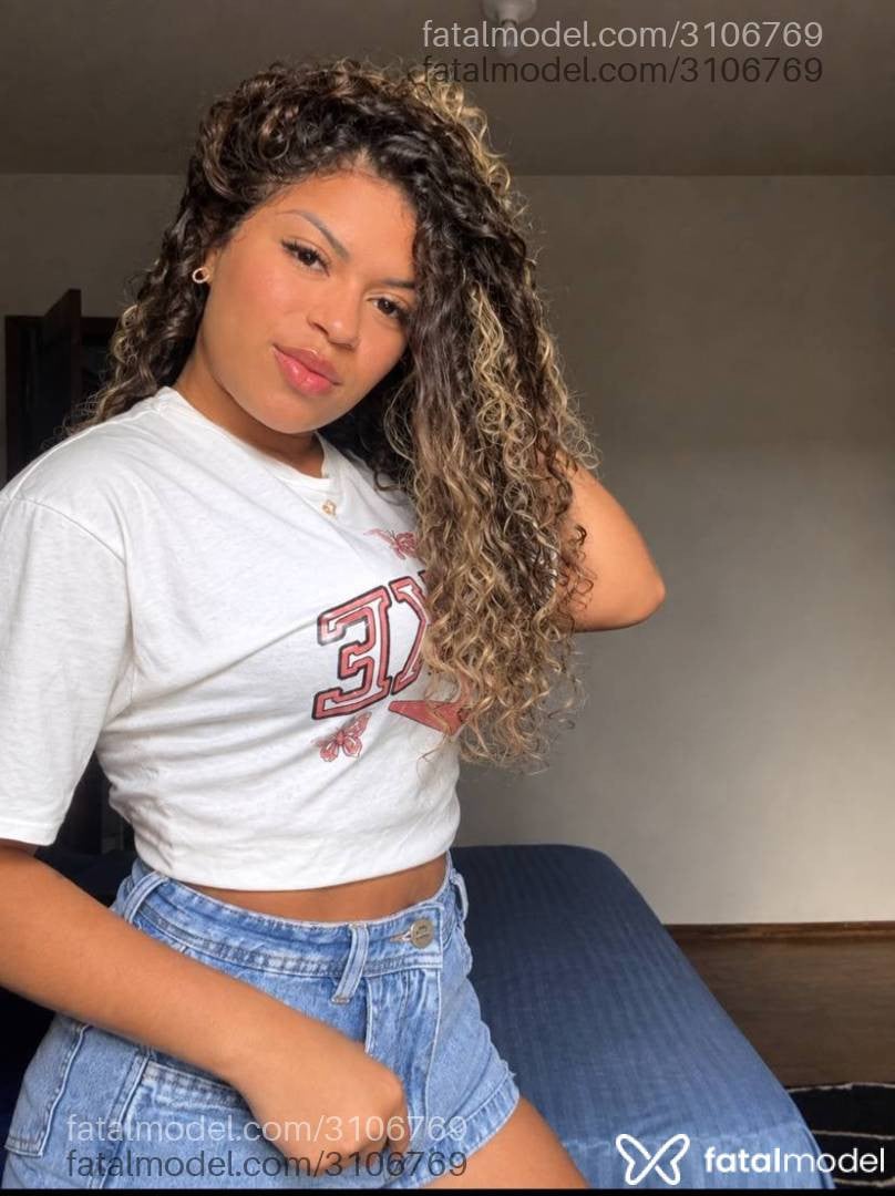 Acompanhante mulher loira (o) de olhos castanhos - Larrissa