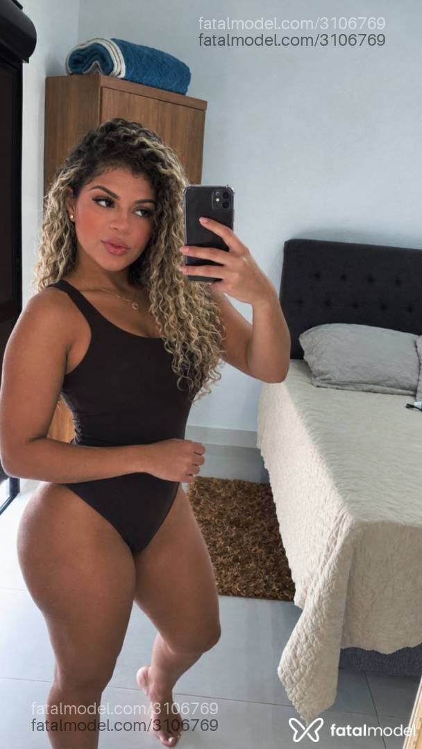 Acompanhante mulher loira (o) de olhos castanhos - Larrissa