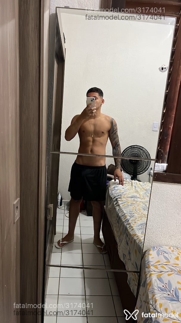 Acompanhante homem com cabelo castanho de olhos castanhos - João Victor