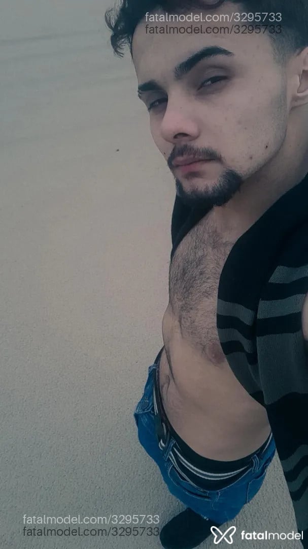 Acompanhante homem com cabelo castanho de olhos castanhos - Zhenryqx