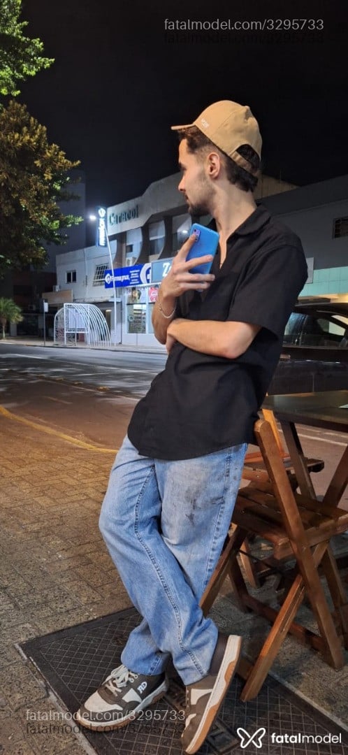 Acompanhante homem com cabelo castanho de olhos castanhos - Zhenryqx