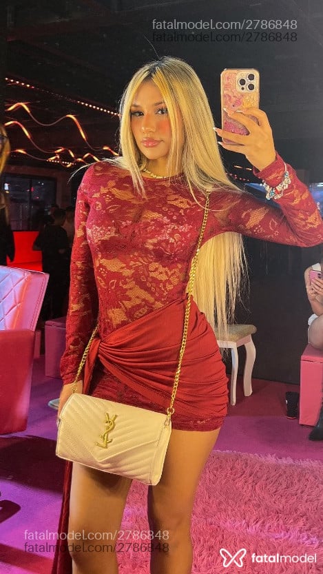 Acompanhante mulher loira (o) de olhos castanhos - Mel