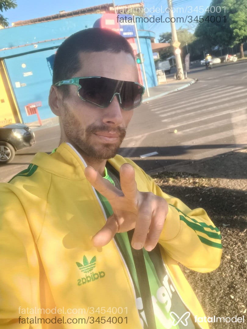 Acompanhante homem com cabelo castanho de olhos castanhos - Mauro