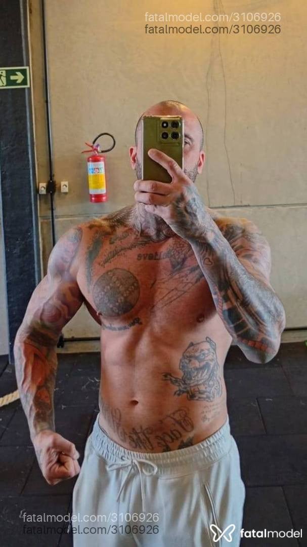 Acompanhante homem sem cabelo de olhos castanhos - Rafael