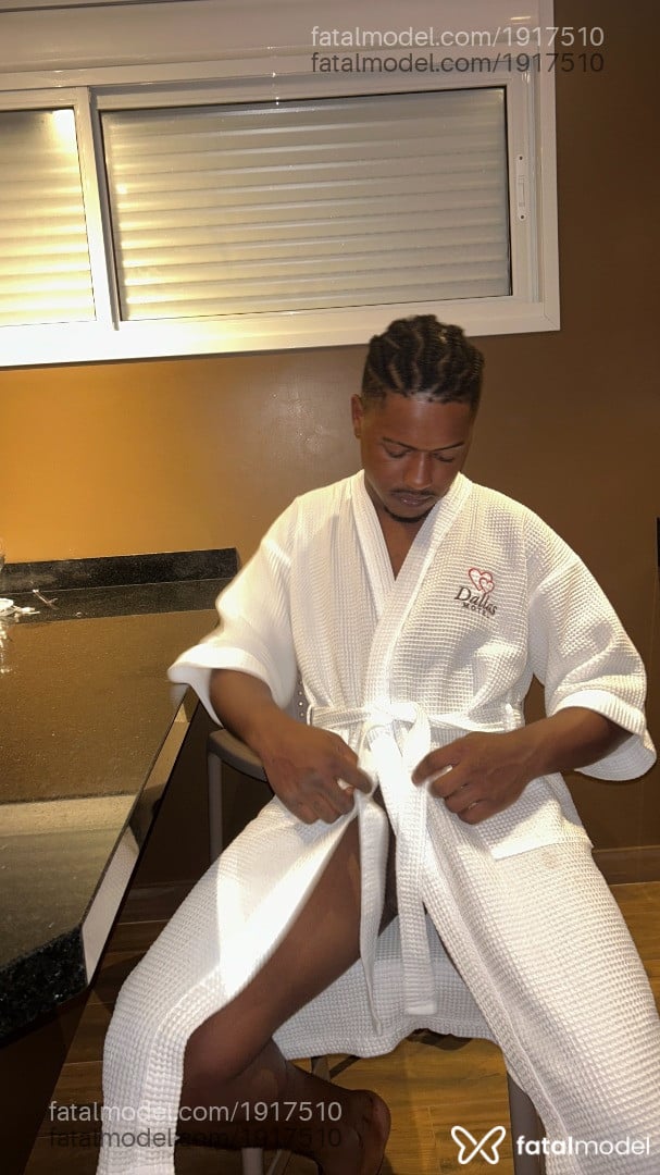Acompanhante homem com cabelo grisalho de olhos castanhos - Kingblack