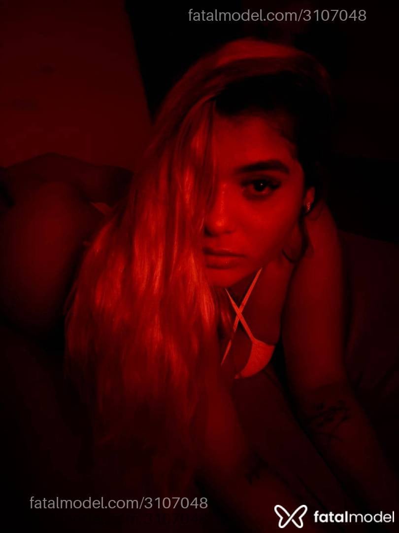Acompanhante mulher loira (o) de olhos mel - Safira