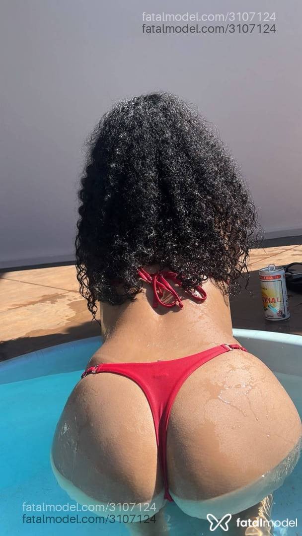 Acompanhante mulher morena (o) de olhos pretos - Ester Victoria
