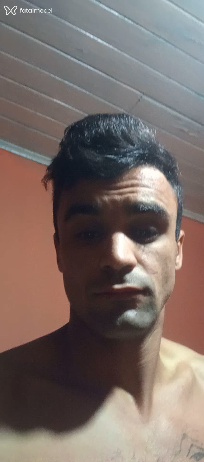 Acompanhante homem com cabelo castanho de olhos castanhos - Gui Acompanhante homem com cabelo castanho de olhos castanhos - Gui