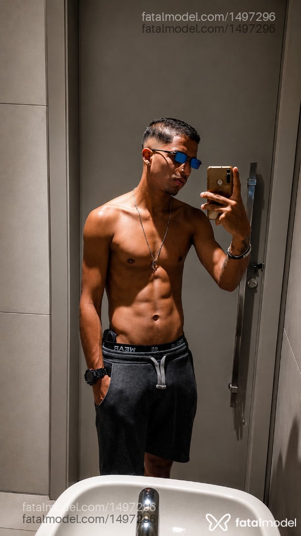 Acompanhante homem com cabelo castanho de olhos verdes - Loiropivete