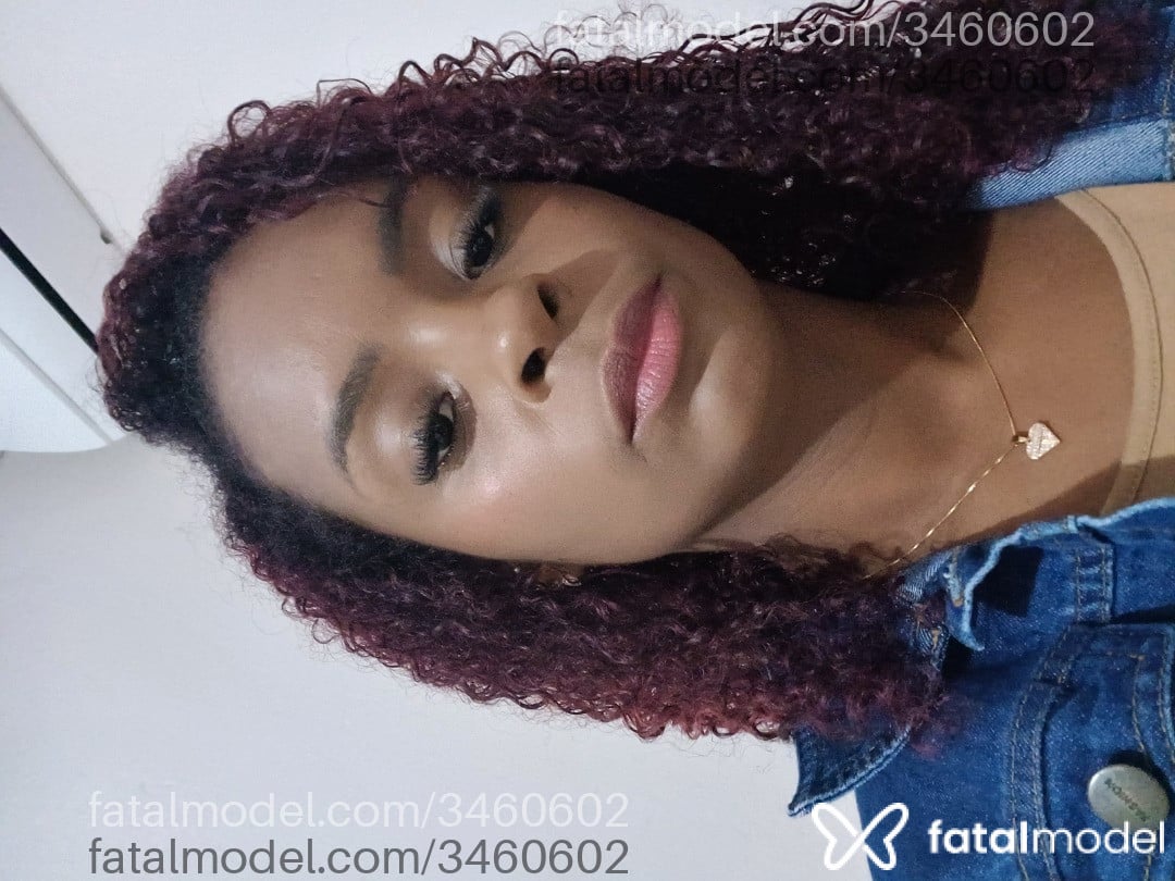 Acompanhante mulher morena (o) de olhos pretos - Mia Leon