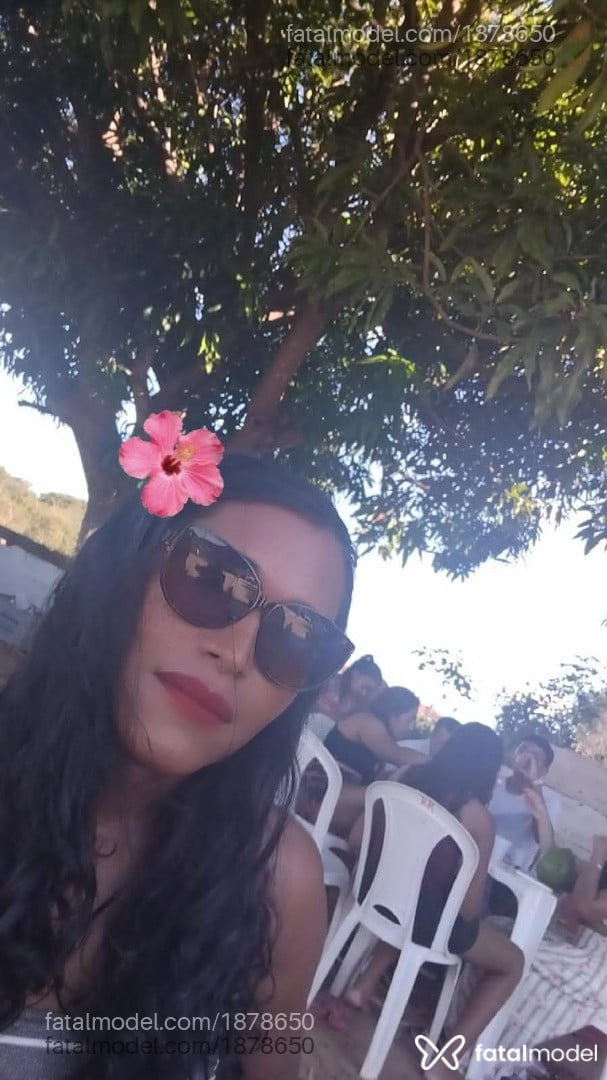 Acompanhante mulher trans com cabelo castanho de olhos pretos - Aghatta Wolfman